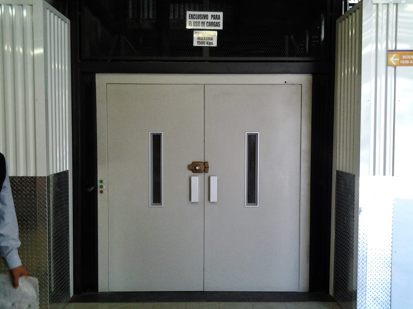 Elevador de carga de grandes dimensiones con capacidad máxima de 1500 kg, exclusivo para uso de cargas.