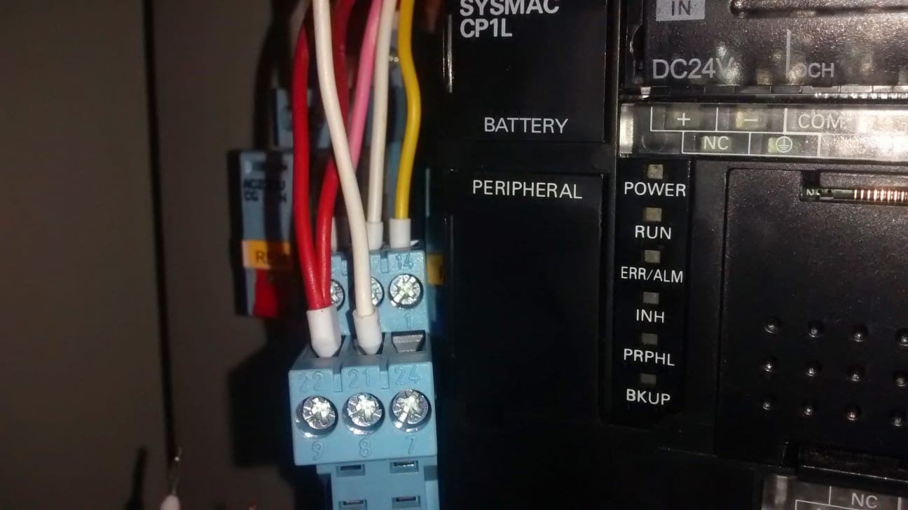 Tablero eléctrico de ascensor ELESER con componentes de control y potencia.