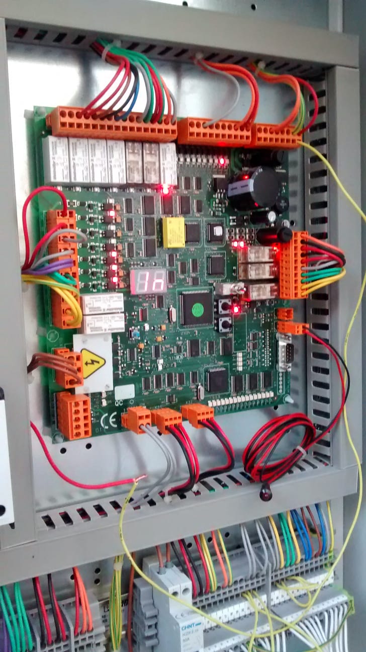 Techo de cabina con panel central de luz difusa y cuatro downlights LED en las esquinas.
