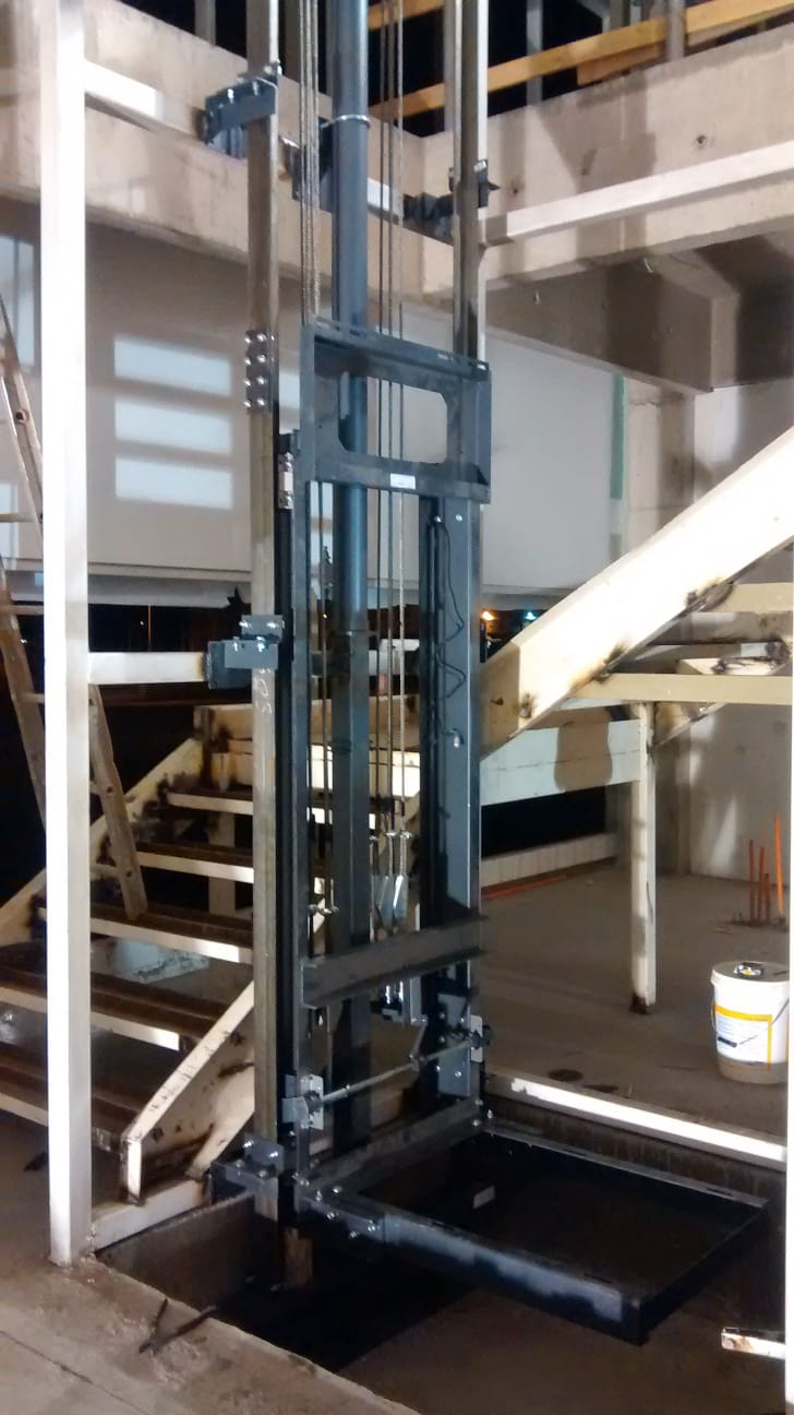 Técnico trabajando en el cableado de un tablero de control con contactores y regletas de conexión.