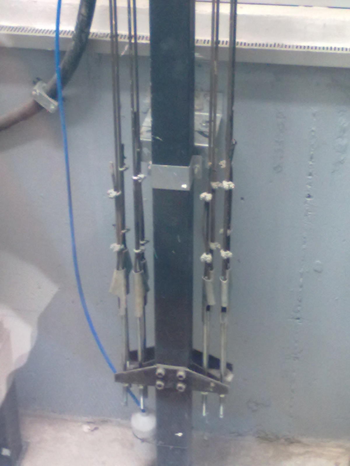 Mecanismo de tracción con motor eléctrico acoplado a polea principal, diseñado para alta carga.