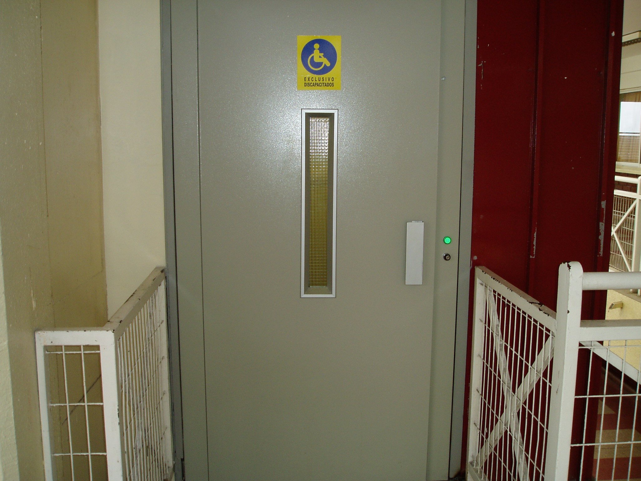 Freno electromecánico de seguridad con resortes de tensión y bobinas instalado en el eje del motor.