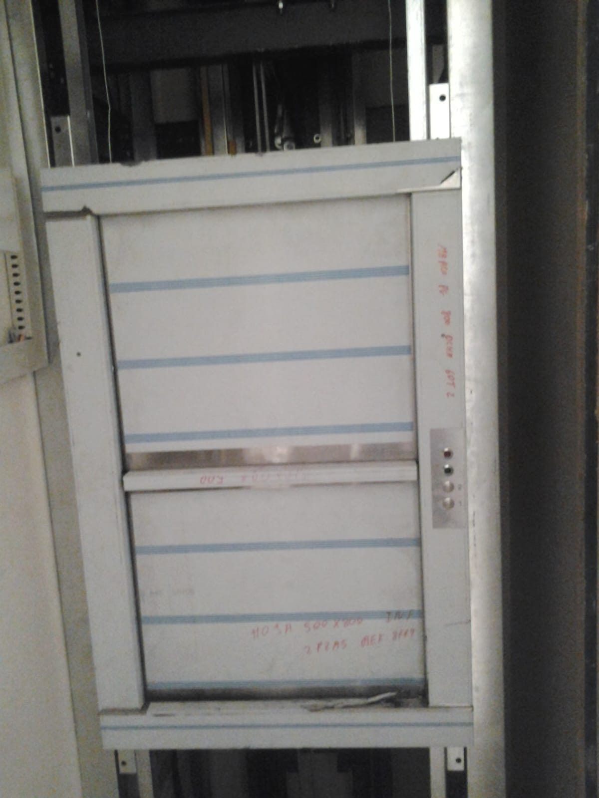 Montacargas para casa con acabados en acero inoxidable y panel de control lateral.